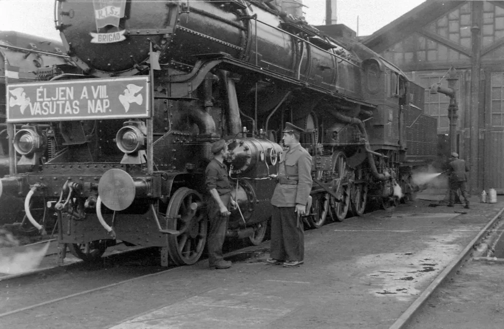 1963: Ferencváros rendezőpályaudvar, fűtőház. (Magyar Rendőr)