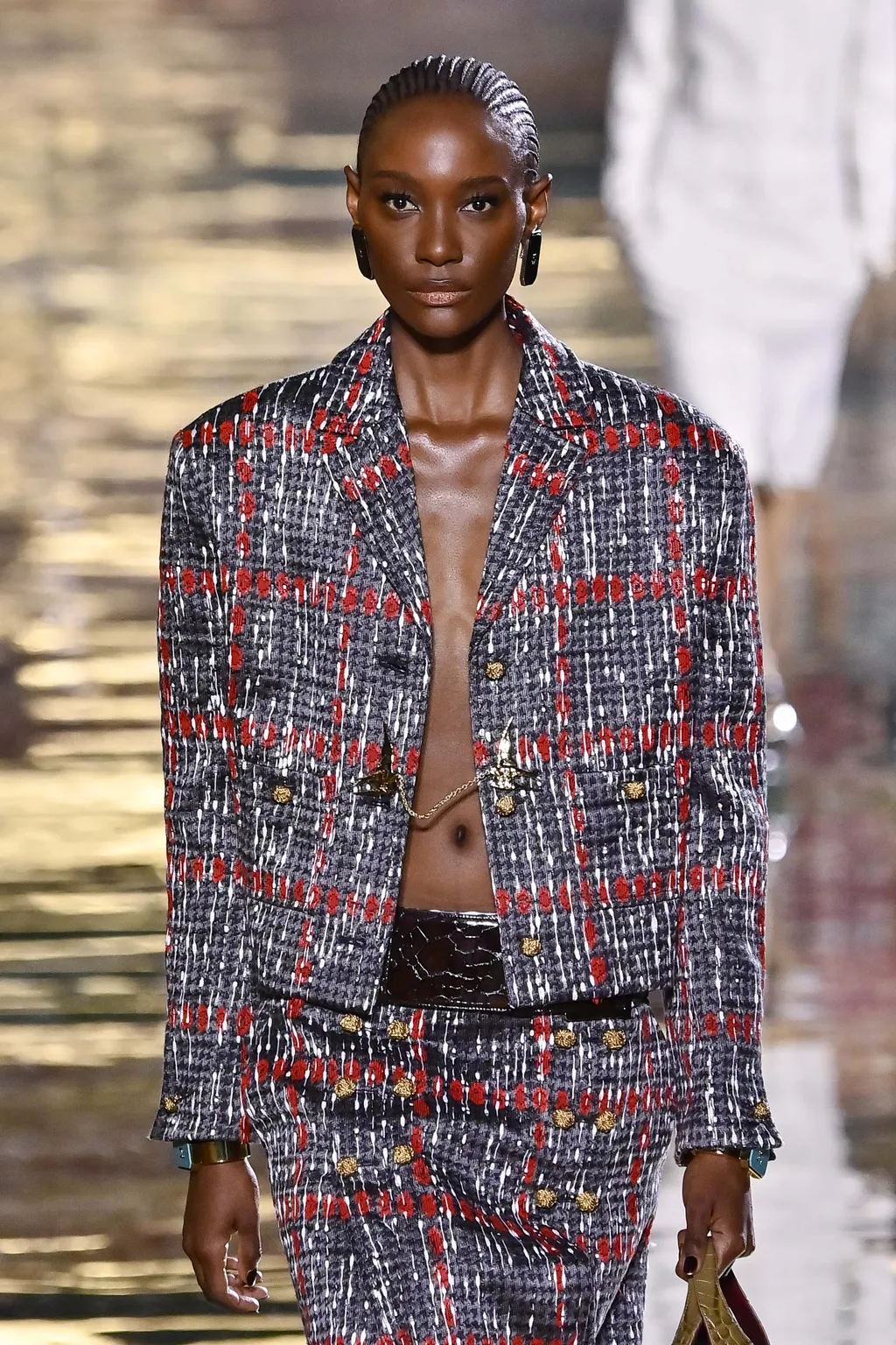 Rachel Ojuromi a Chanel 2027-es tavaszi-nyári ready-to-wear kollekciójának bemutatóján a párizsi divathéten