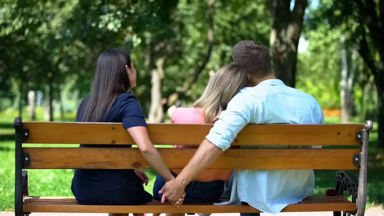 „Az exem a barátnőmmel jár, de közben titokban velem is összejár szexelni – úgy érzem, teljesen hülyét csinálok magamból”