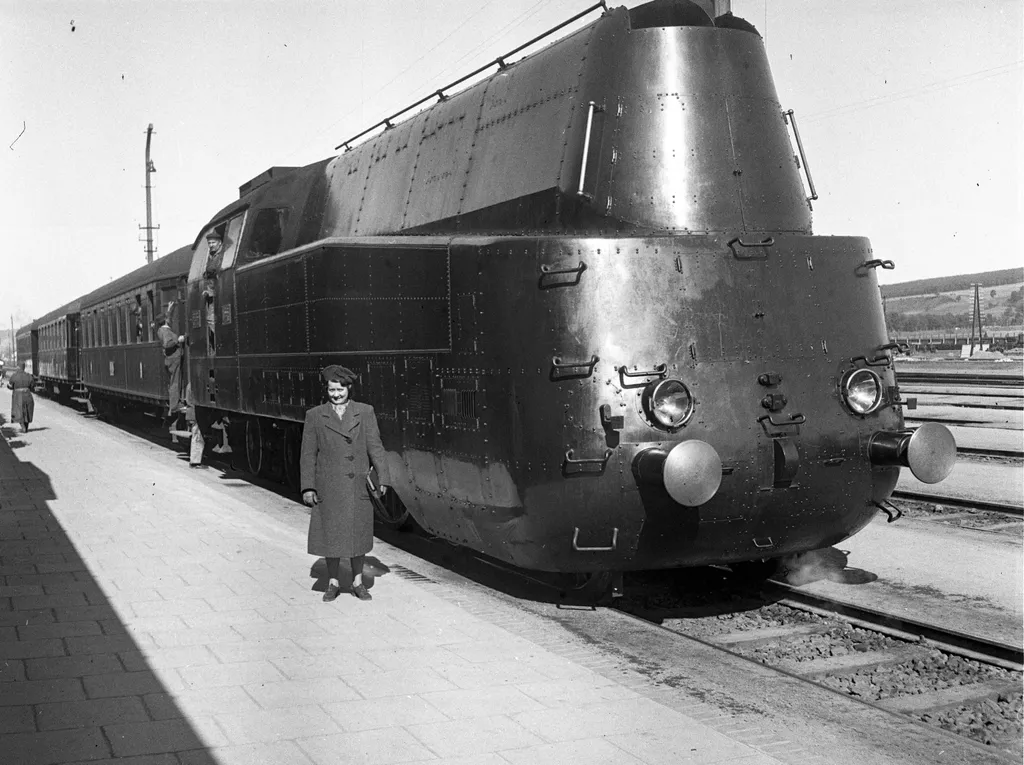 1939: vasútállomás, a MÁV 242 sorozatú áramvonalas burkolatú gőzmozdonya. (Lissák Tivadar)