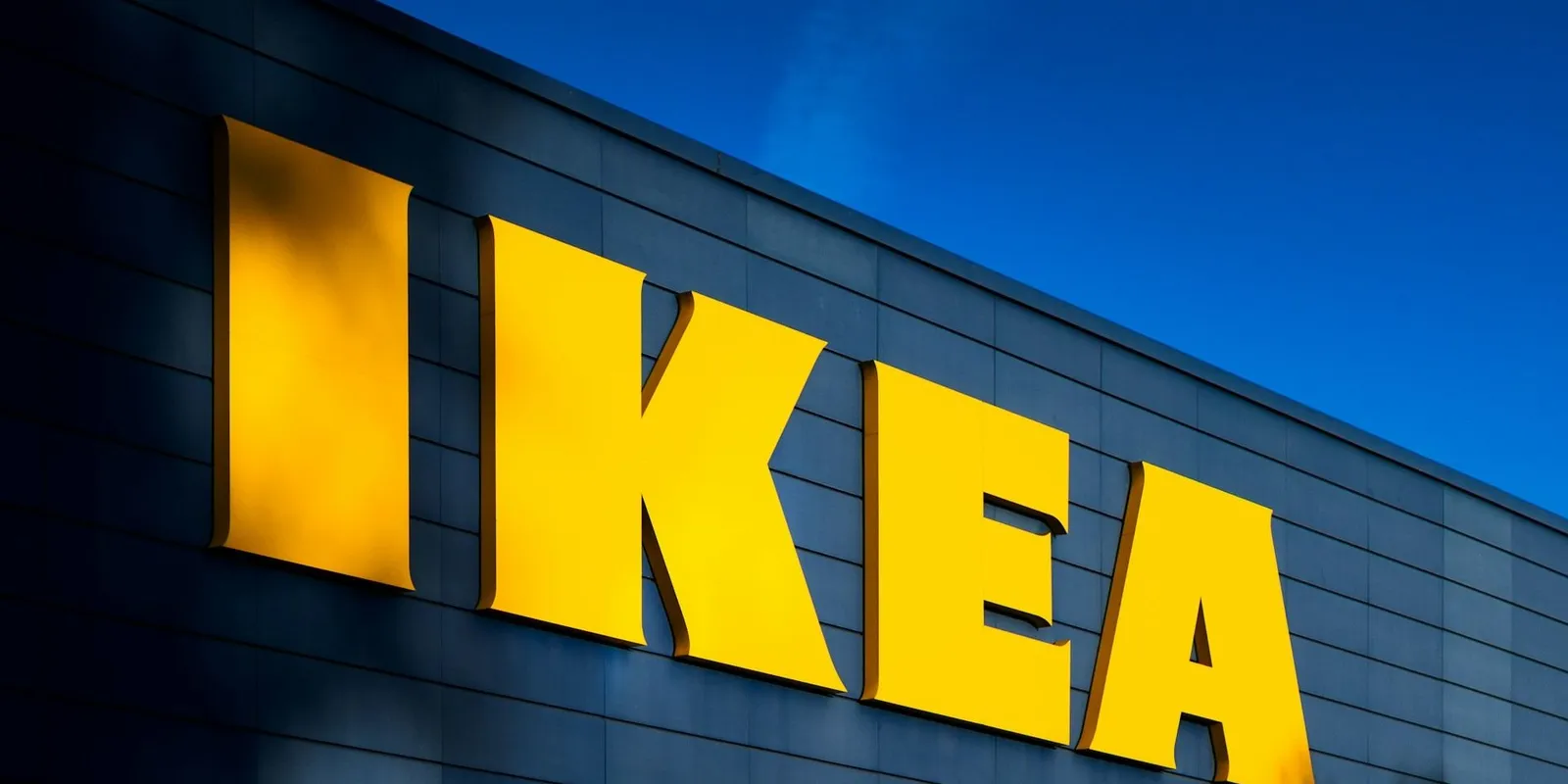 Mentőhelikopter szállt le az IKEA-nál, egy nő megsérült