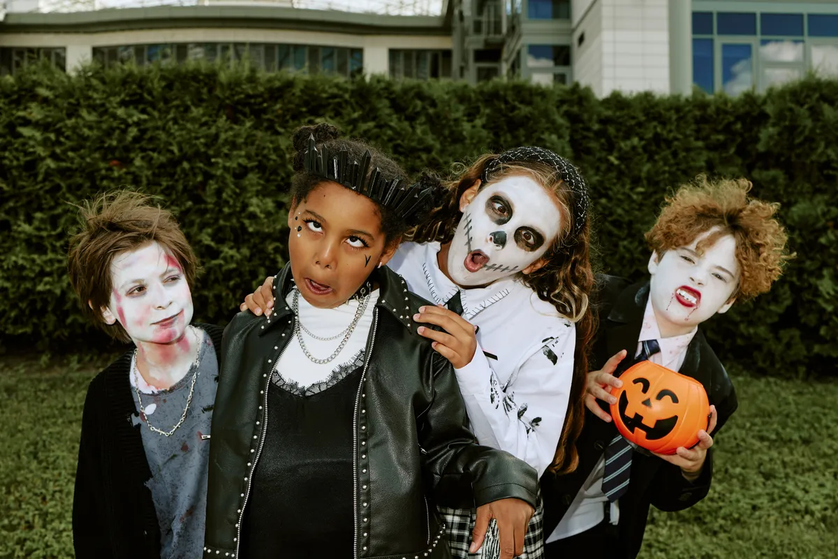 Szörnynek maszkírozott gyerekek Halloween idején.