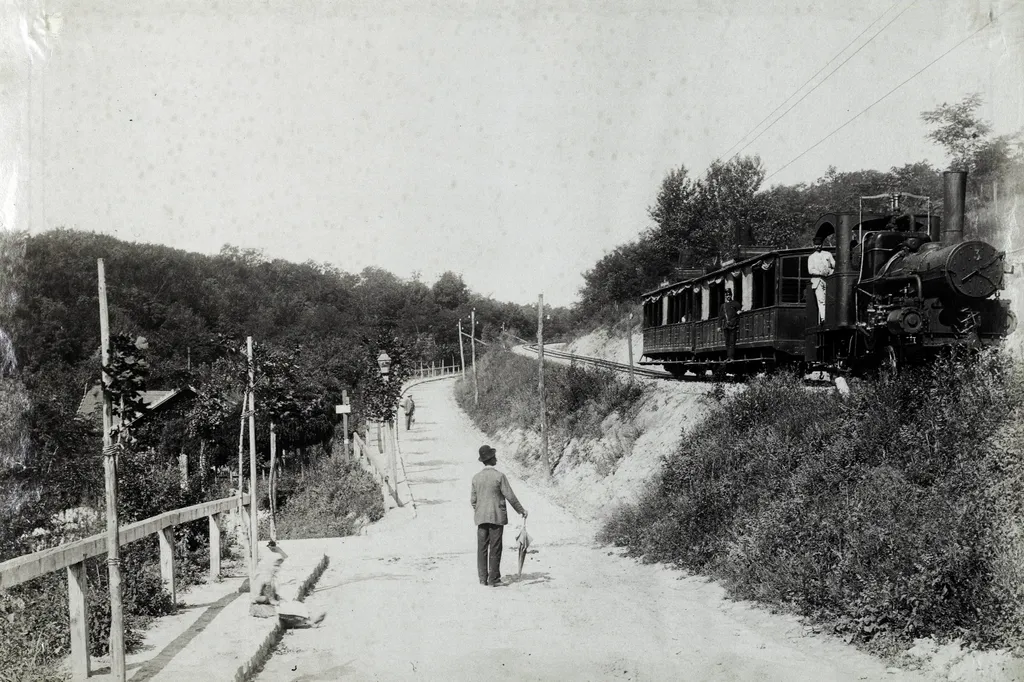 1896: Fogaskerekű a Karthauzi utca és az Evetke utca találkozásánál. Fortepan / Budapest Főváros Levéltára. Levéltári jelzet: HU.BFL.XV.19.d.1.08.096