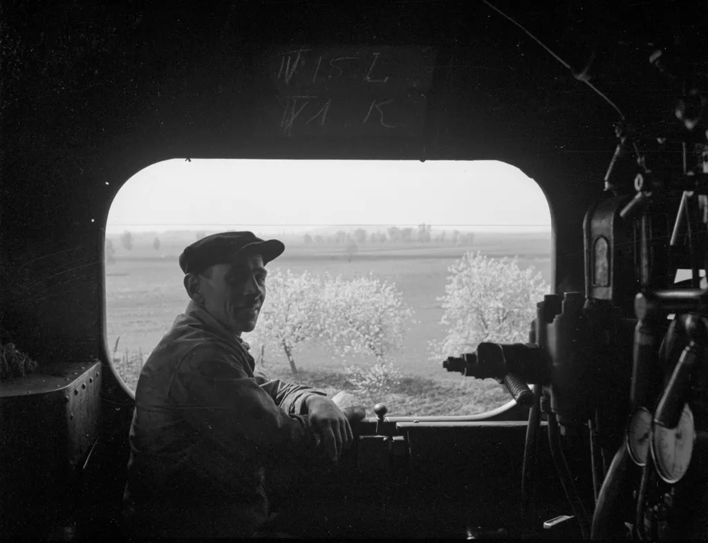 1941: a vasúti hidak helyreállításakor használt gőzmozdony és a mozdonyvezető (Lissák Tivadar)