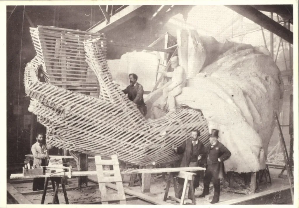Az amerikai függetlenségi nyilatkozatot tartó kéz megépítése Bartholdi jelenlétében.