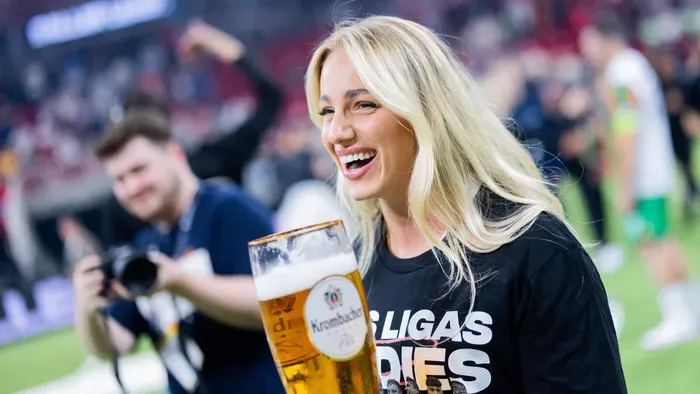 Túl szexi ruhában villantott a világ legszebb focistanője