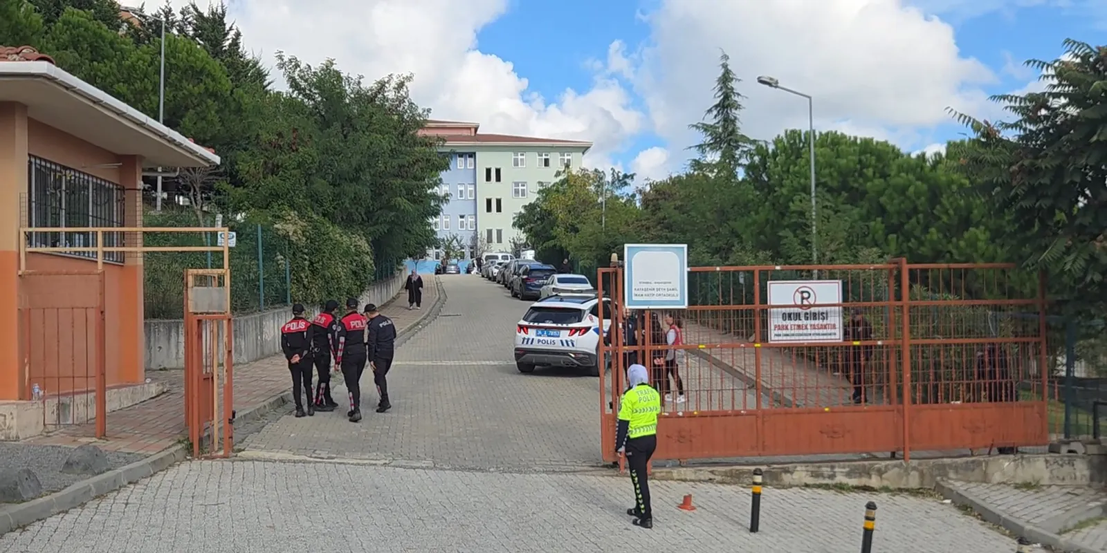 Nyolc diáklányt késeltek meg egy iskolában