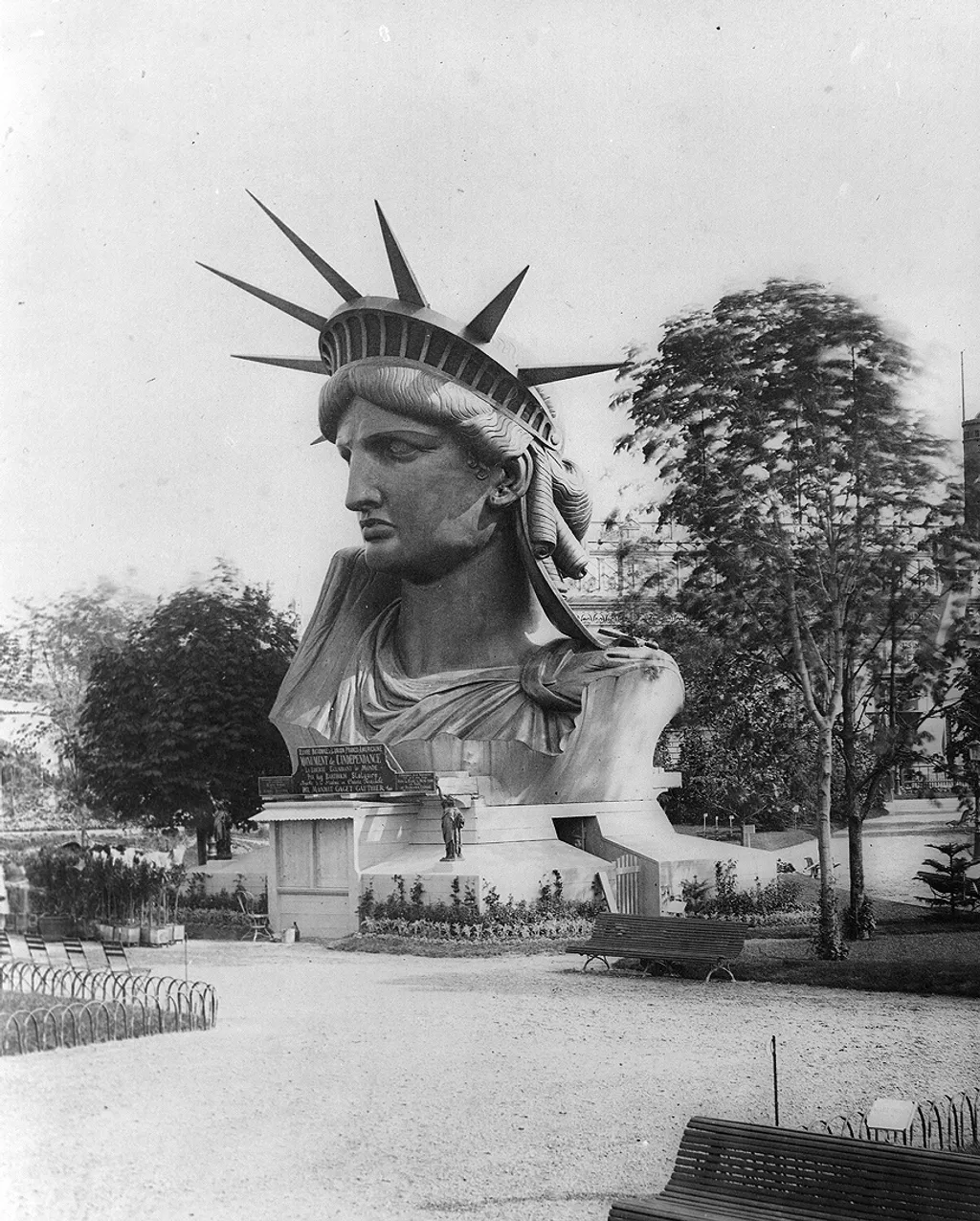 Az 1878-as párizsi világkiállításon ( Champ-de-Mars park ) kiállított szobor feje.