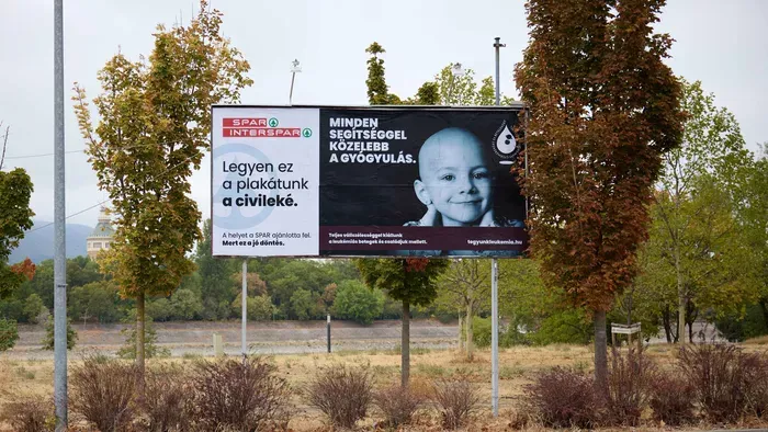 12 fontos ügy közel 500 óriásplakáton