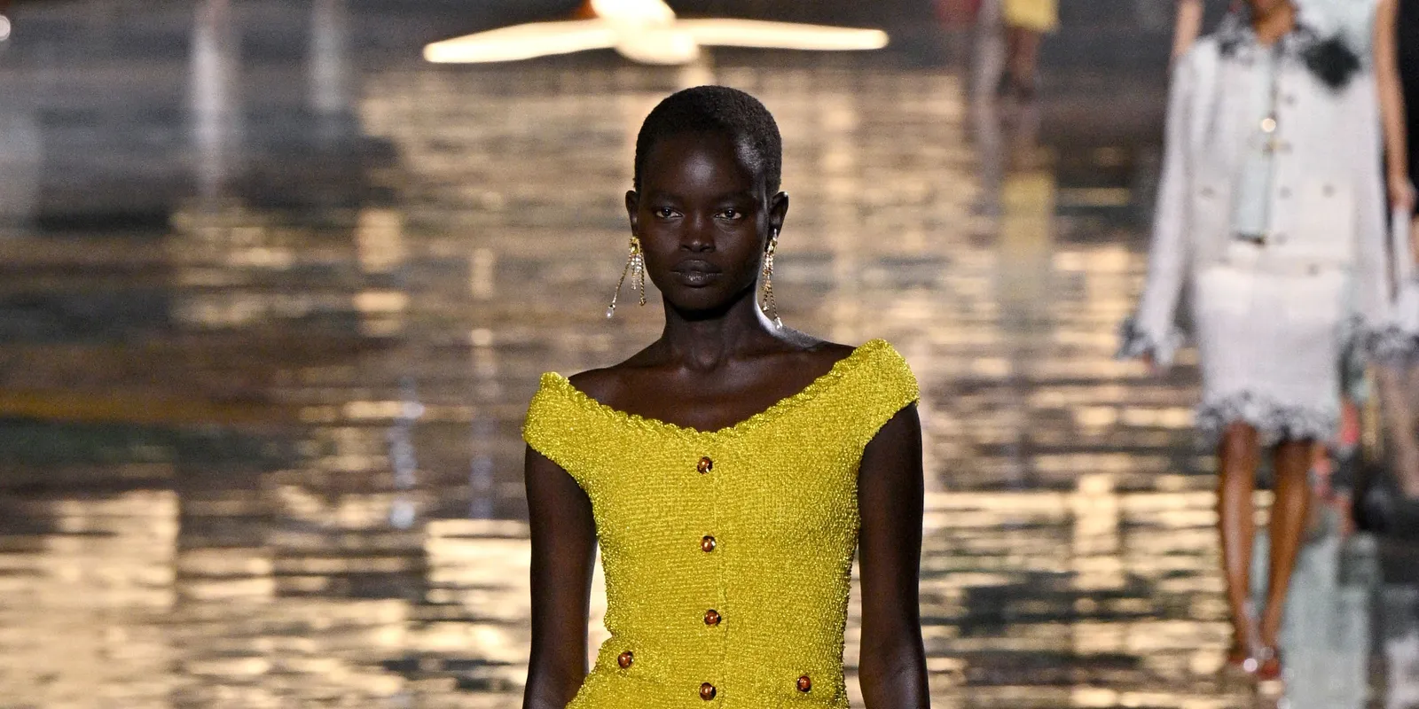 Rachel Ojuromi a Chanel új üdvöskéje – így vonul a kifutón