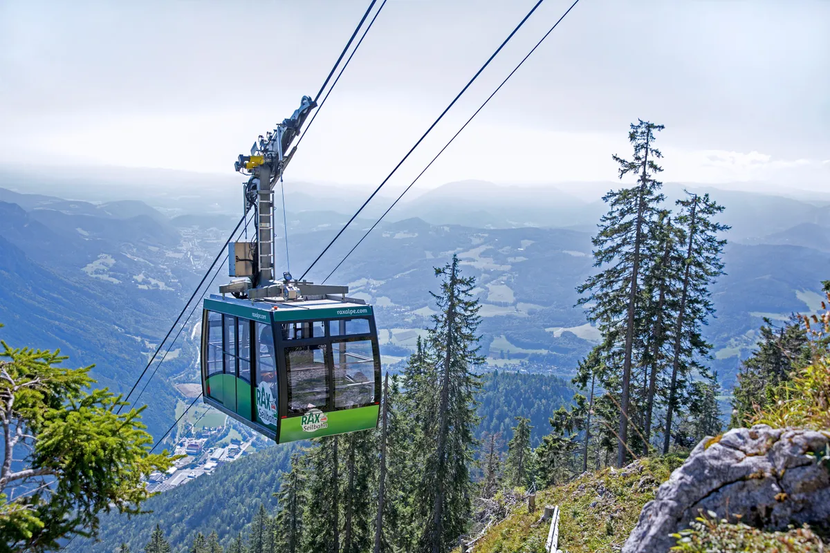 A Rax-Seilbahn felvonó Alsó-Ausztriában nyáron.