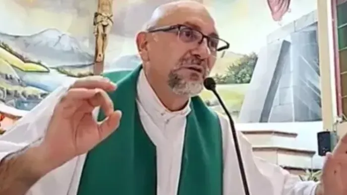 Mise közben zúzta halálra egy hatalmas kereszt a papot