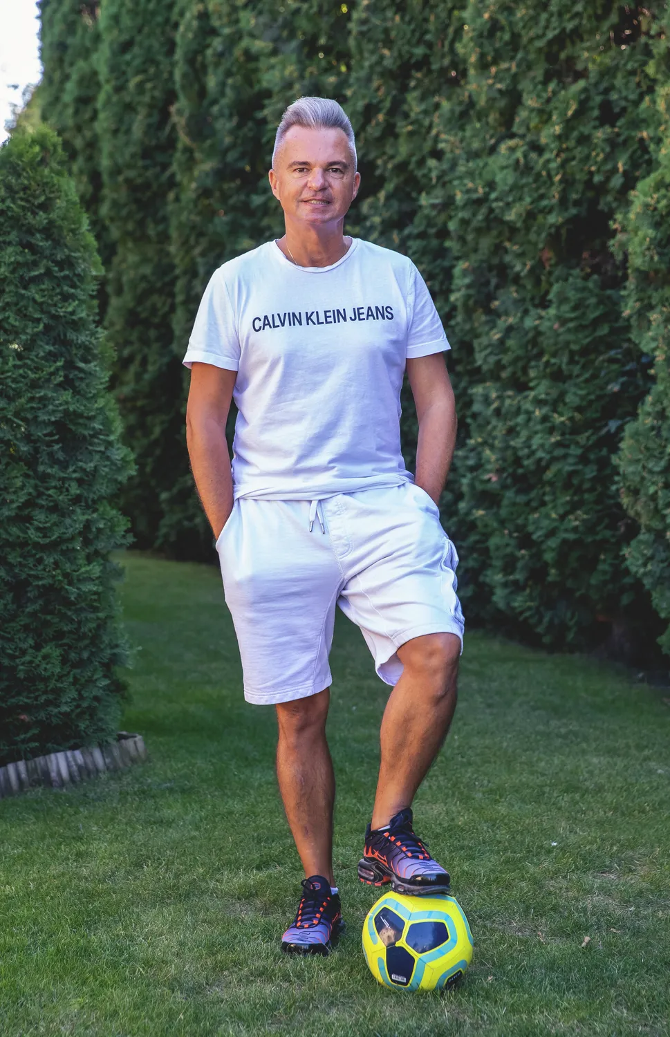 Cooky focizik a kertjükben.