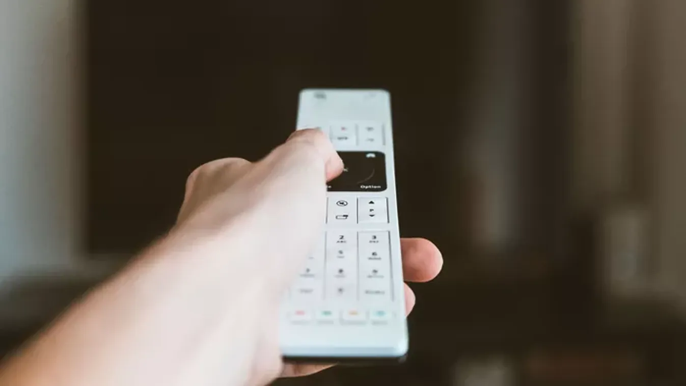 "A meztelen melleimet az arcába nyomom és könyörgök, hogy legyen rossz fiú - erre ő csak tévézni akar"