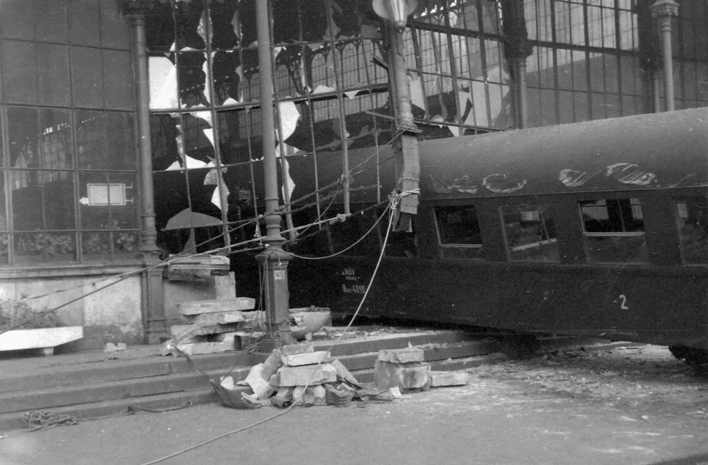 1962: Nyugati pályaudvar, a Teréz (Lenin) körútra baleset következtében kifutott vasúti kocsi. (Magyar Rendőr)