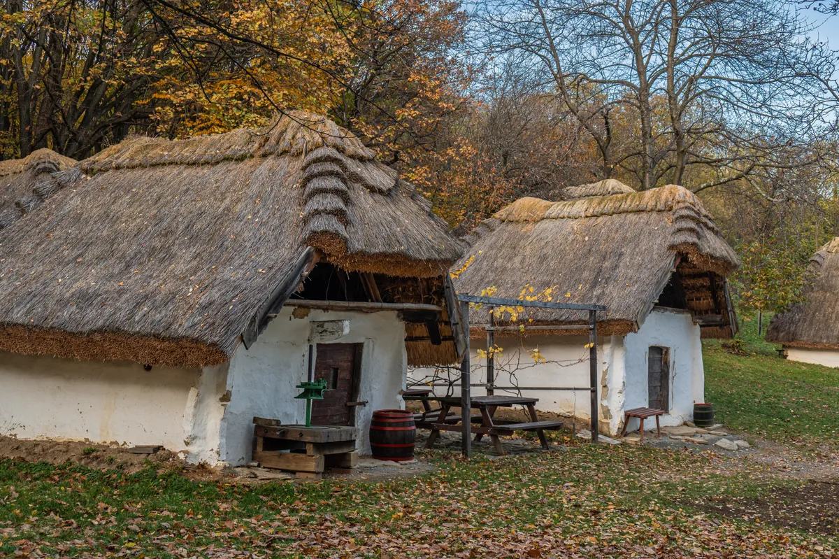 A cáki pincesor őszi környezetben.