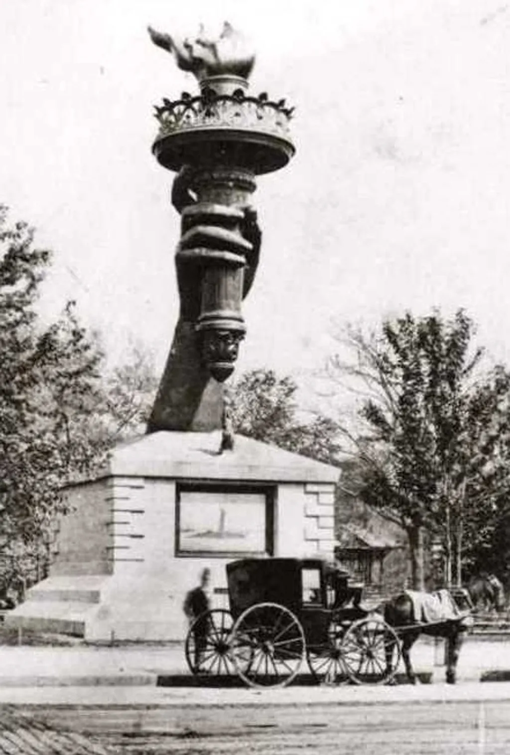 A Szabadság-szobor karja és fáklyája a New York-i Madison Square Parkban állt 1876 és 1882 között, mielőtt visszaszállították volna Párizsba.