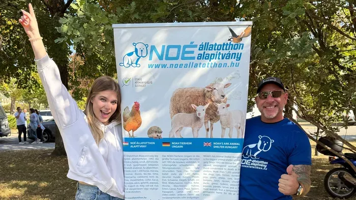 Simor Olivér és Kenéz Nóra együtt állt az állatok mellé