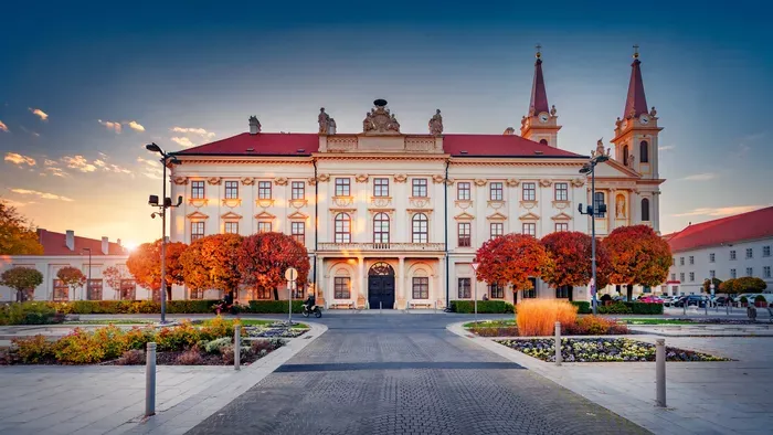 A csodálatos őszi naplementében fürdő szombathelyi Püspöki palota.