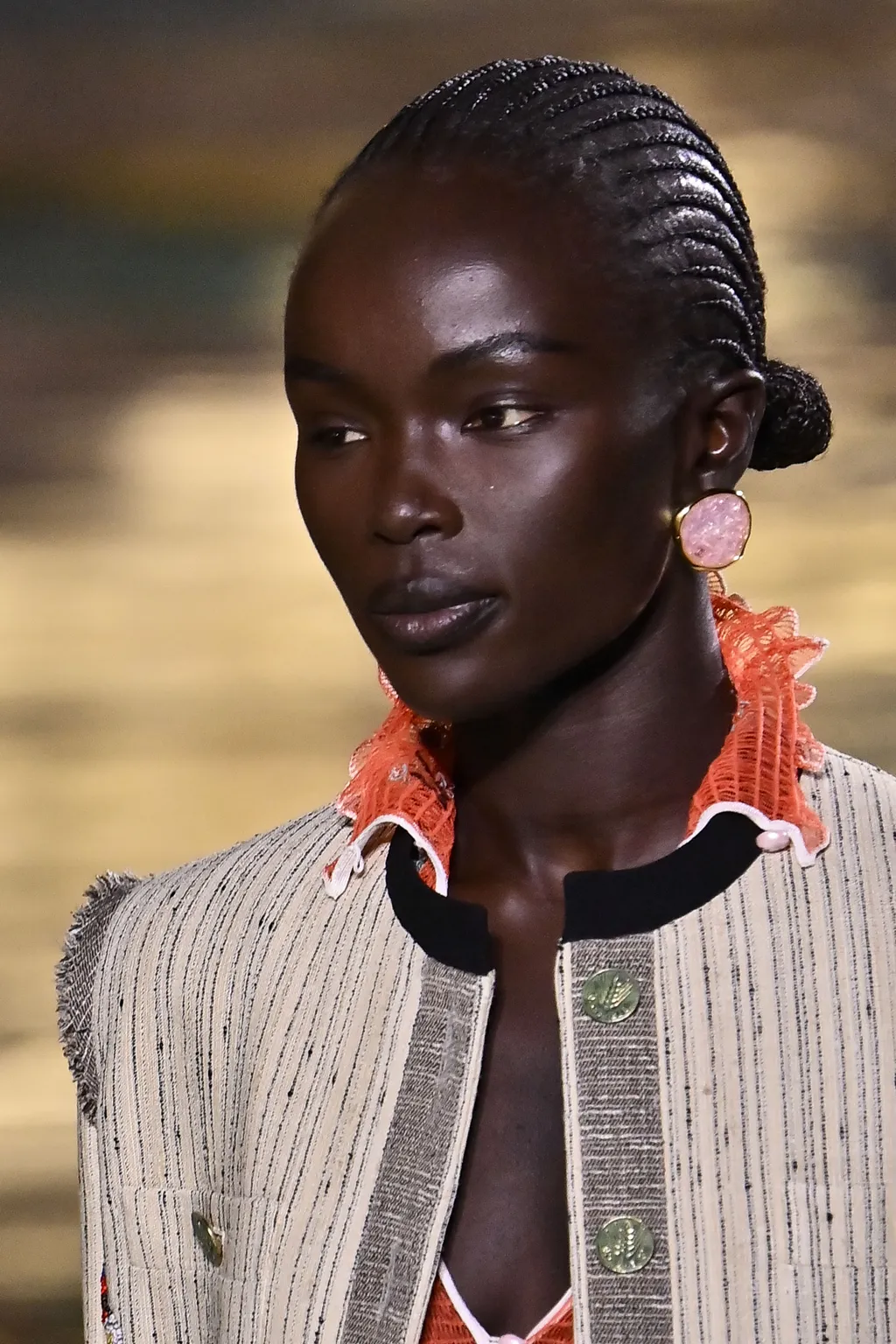 Rachel Ojuromi a Chanel 2027-es tavaszi-nyári ready-to-wear kollekciójának bemutatóján a párizsi divathéten