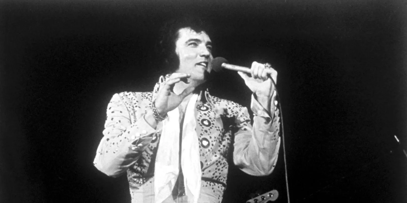 Elvis koncertjén tűnt fel az időutazó, videó buktatta le