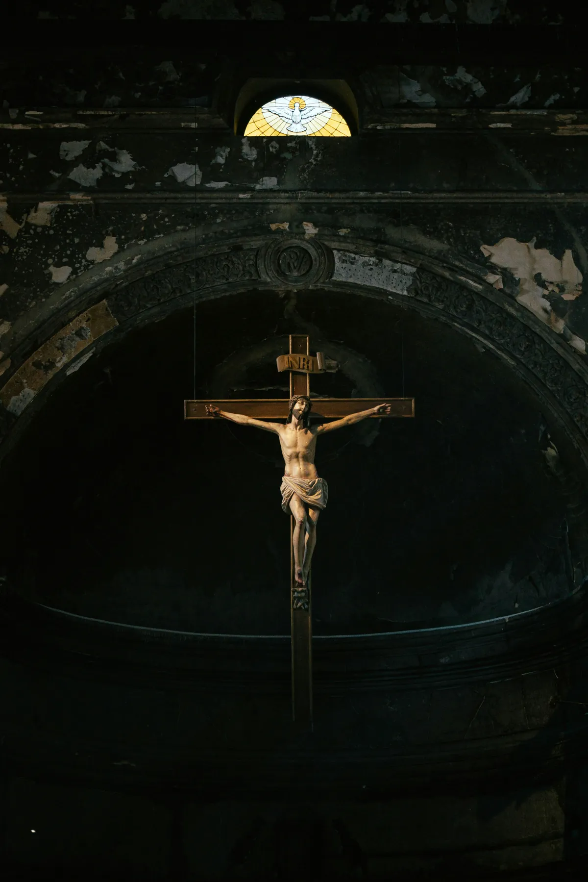 Halálos baleset a templomban: hatalmas kereszt zuhant a miséző papra