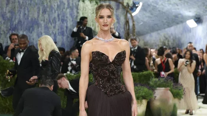 Dögös csipkeruhában tündökölt Rosie Huntington-Whiteley