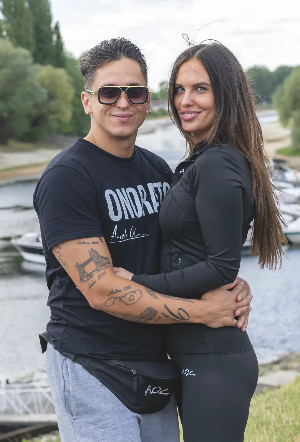 Aurelio napszemüvegben sportos öltözetben öleli át jegyesét.