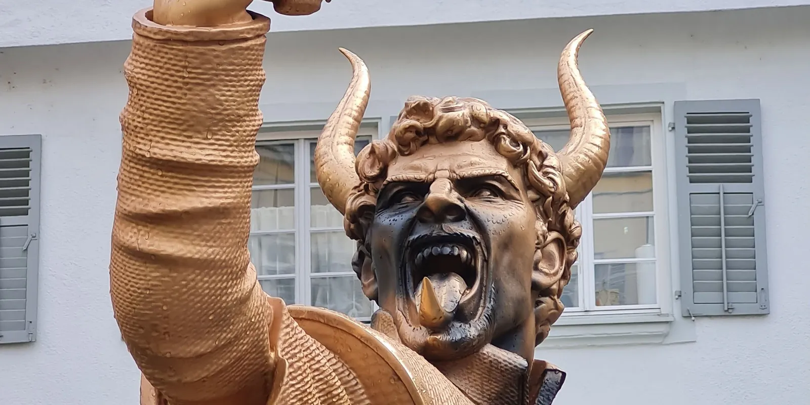 Megfenyegették a polgármestert egy ördögszobor miatt