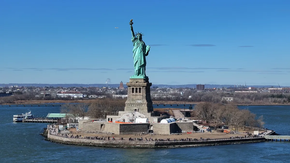 A New York-i Szabadság-szobor légi felvételen.