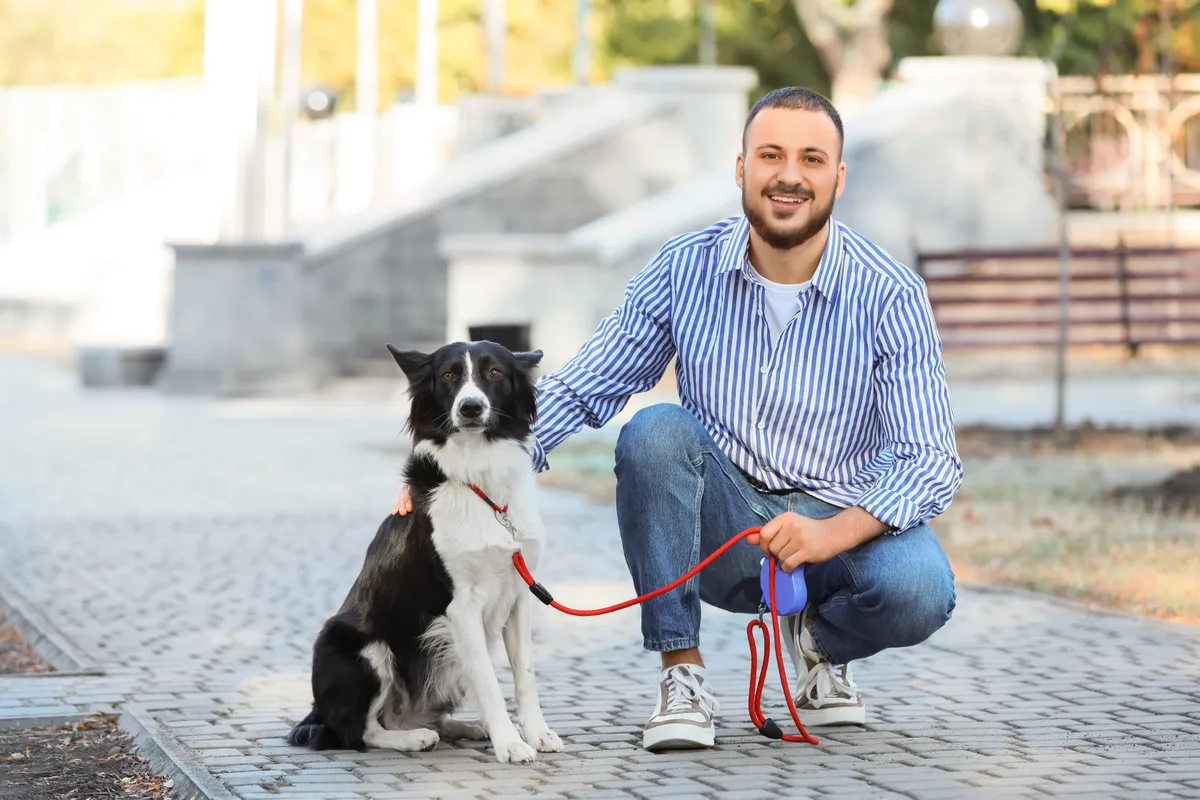 Kutyás horoszkóp - fiatal férfi kutyával