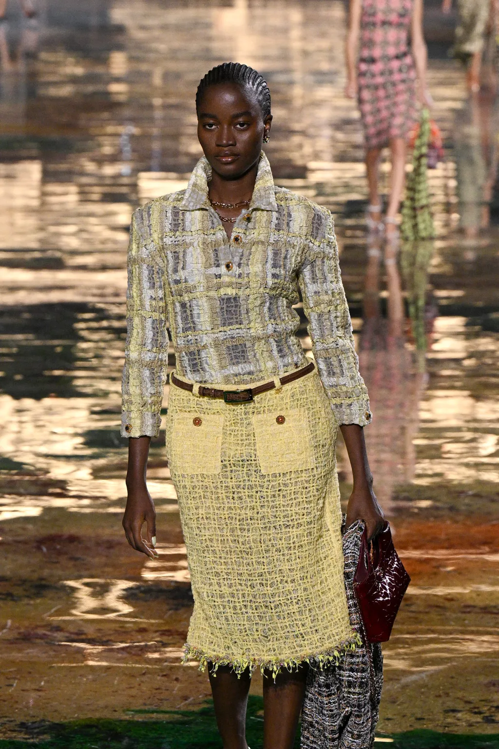 Rachel Ojuromi a Chanel 2027-es tavaszi-nyári ready-to-wear kollekciójának bemutatóján a párizsi divathéten