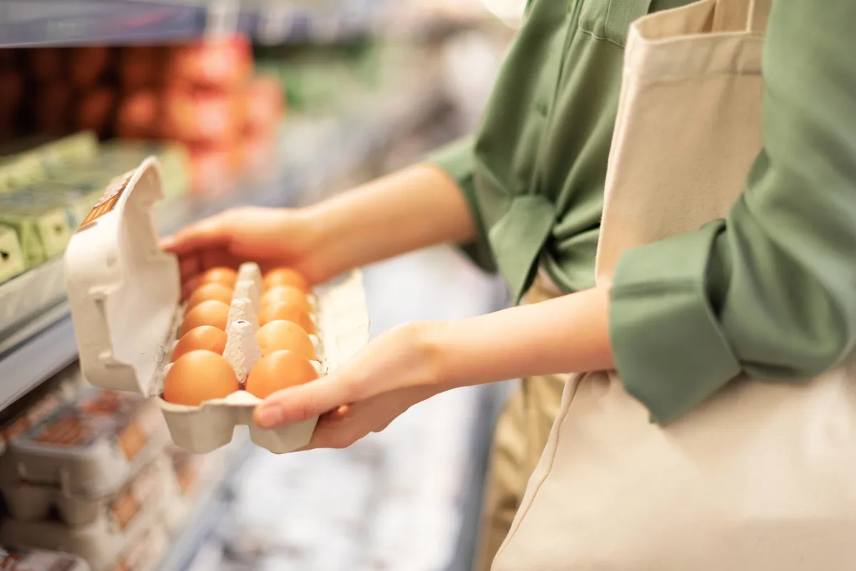 Kivezeti a Spar a ketreces tojásokat