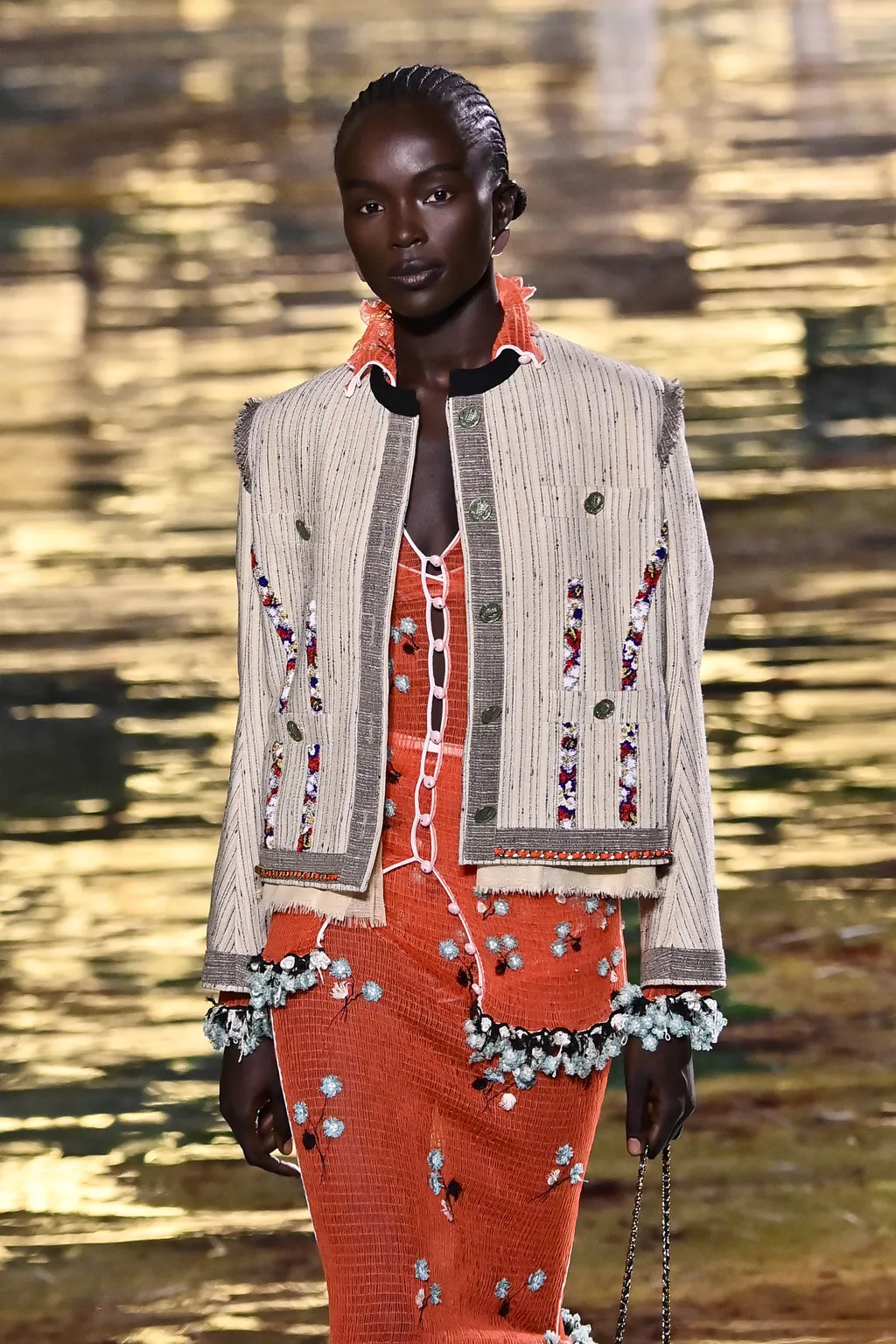 Rachel Ojuromi a Chanel 2027-es tavaszi-nyári ready-to-wear kollekciójának bemutatóján a párizsi divathéten