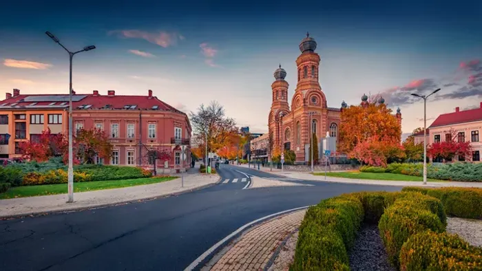 Őszi esti hangulat a szombathelyi zsinagóga mellett, amely ma a Bartók koncertterem.