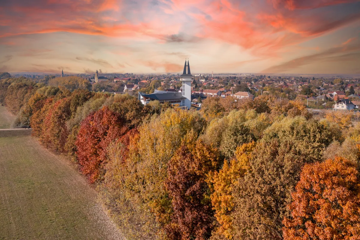 Földrajzi kvíz Magyarország nevezetességeiről, mint a poroszlói Ökocentrum. 
