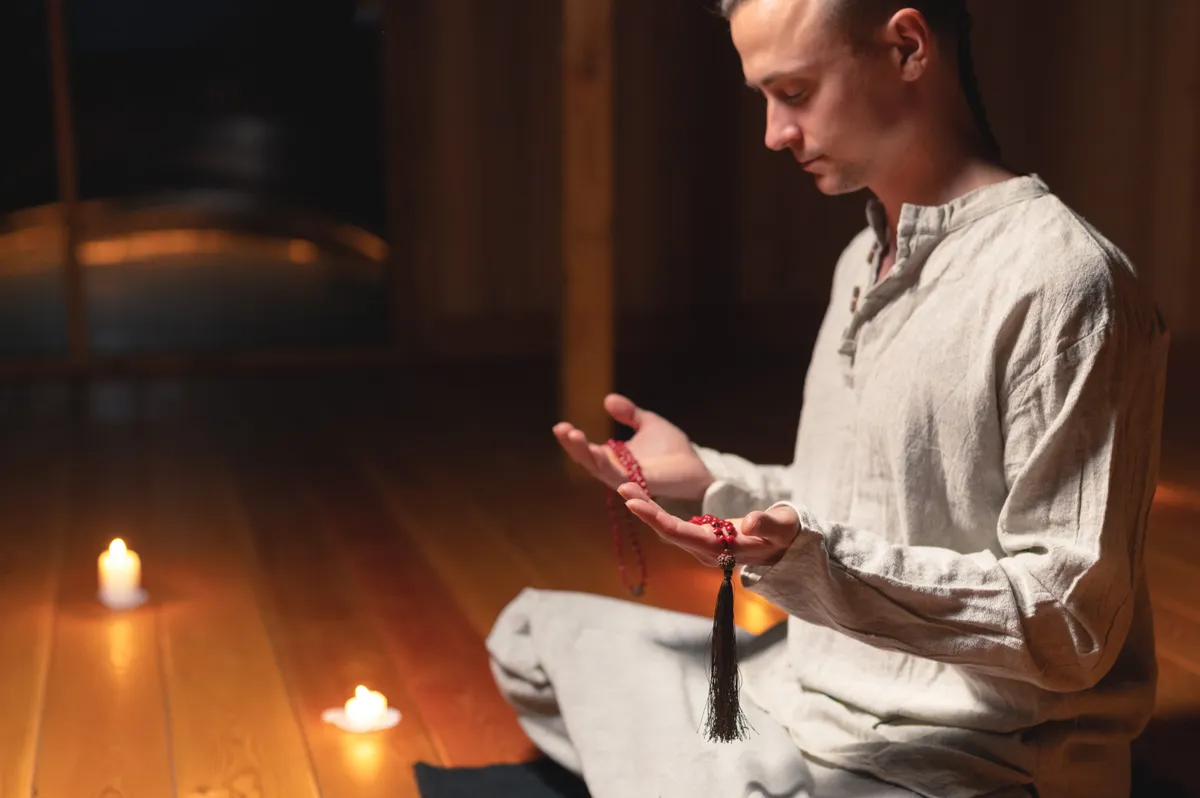 Hangtál és rezgések - fiatal férfi meditál