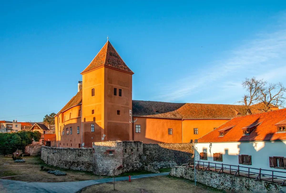 A kőszegi Jurisics-vár egy napfényes téli képen.