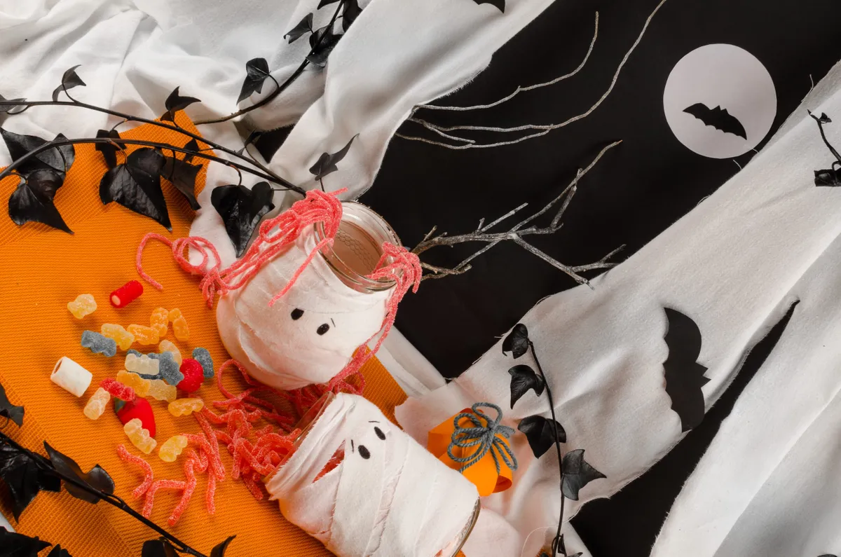 Halloweeni mécsesek kidekorált befőttesüvegekben