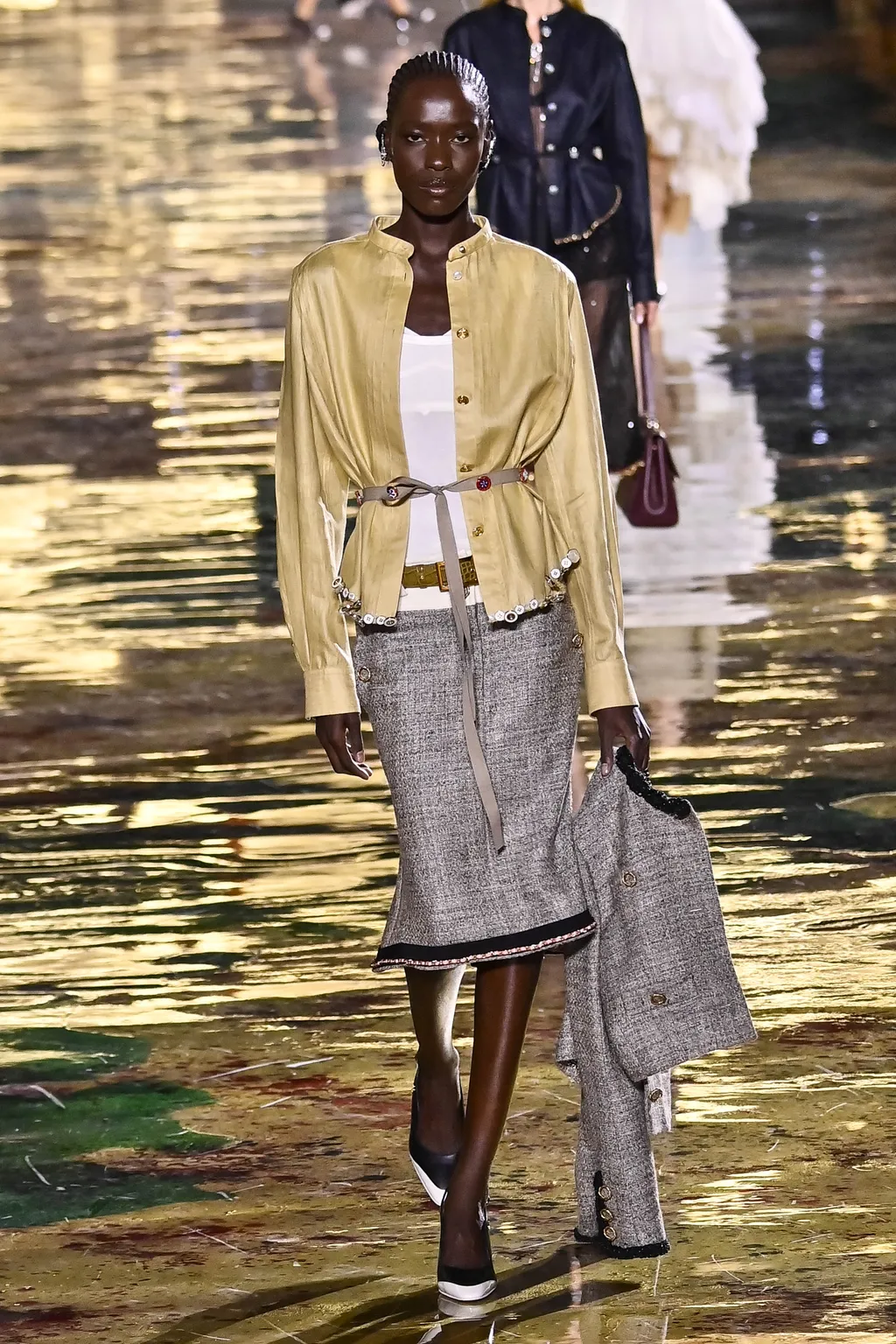 Rachel Ojuromi a Chanel 2027-es tavaszi-nyári ready-to-wear kollekciójának bemutatóján a párizsi divathéten