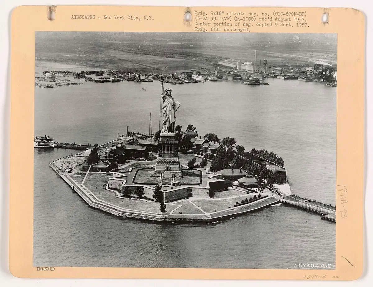 A Szabadság-szobor a Bedloe-szigeten 1917-ben. A Liberty Island neve eredetileg Bedloe volt, és katonai bázisként szolgált. A szobor talapzatának alapjául az itt álló Wood-erőd izenegyágú csillag alakú alapjai szolgáltak.