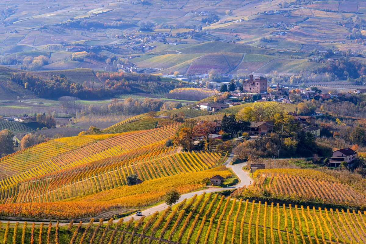 A Langhe-borvidék felett magasodó Roero-kastély
