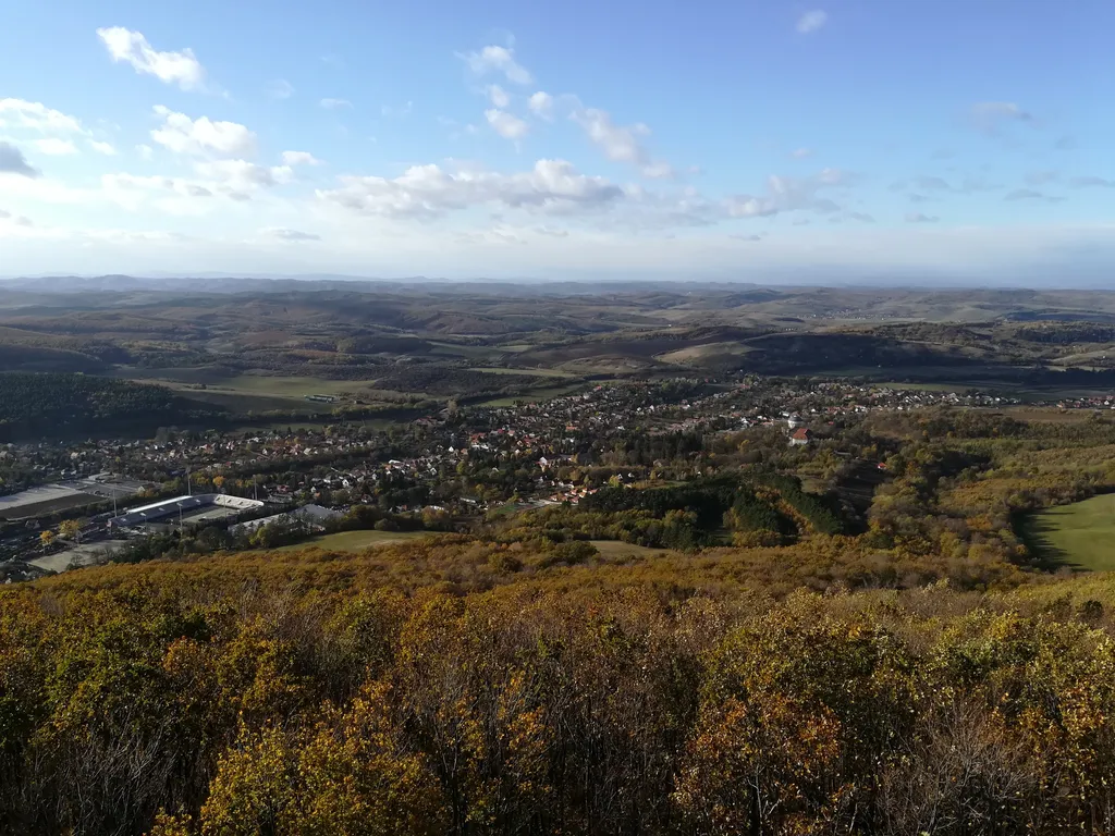 A Szilvásvárad felett emelkedő, 20 méter magas Millenniumi-kilátóból lenyűgöző panoráma nyílik a Bükk hullámzó, őszi színekben pompázó vonulataira s az alant elterülő településekre. 