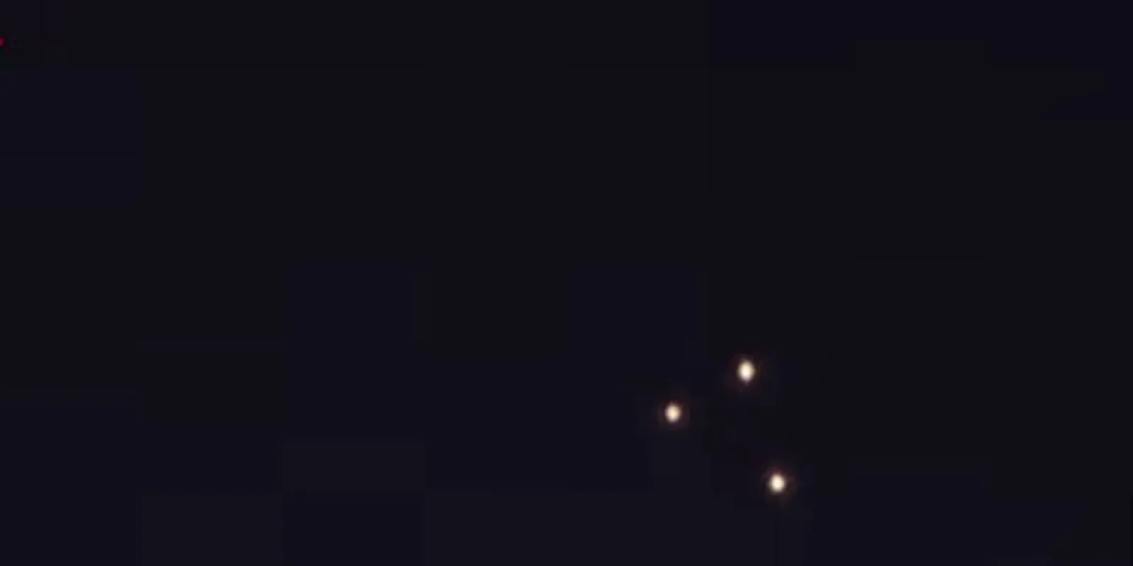 Titokzatos UFO bukkant fel az éjszakai égbolton