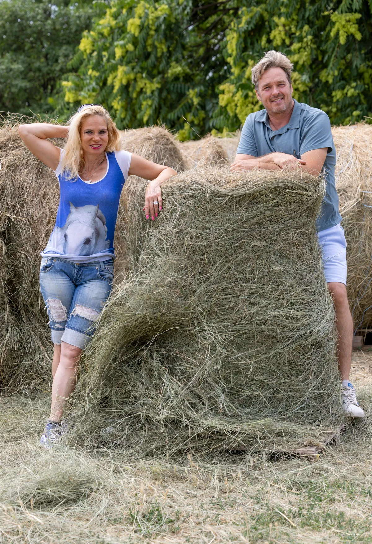 Ács Bálint és Brunner Márta szalmabálát is pakolnak. 
