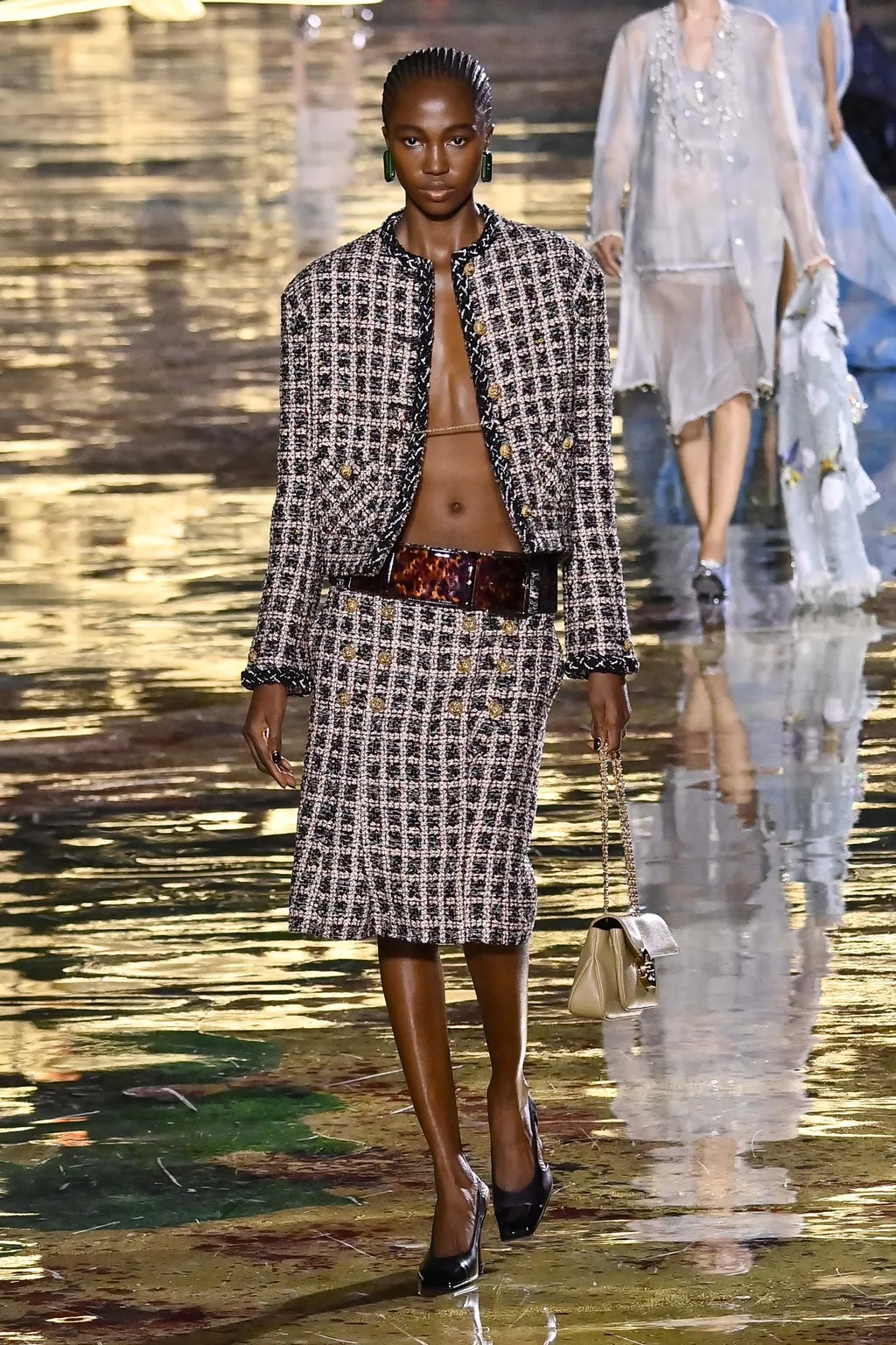 Rachel Ojuromi a Chanel 2027-es tavaszi-nyári ready-to-wear kollekciójának bemutatóján a párizsi divathéten