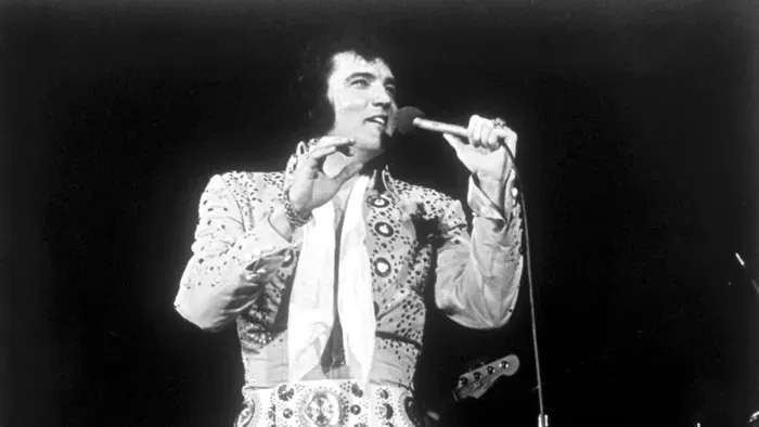 Elvis koncertjén tűnt fel az időutazó, videó buktatta le