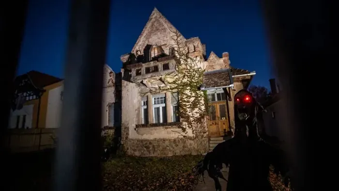 Rémisztően élethű alak jelent meg egy magyar ház erkélyén