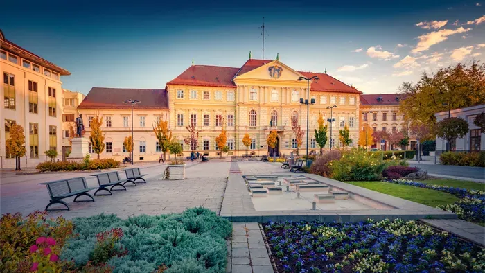 A megyei kormányzati hivatal, vagyis a Megyehaza panorámája őszi naplemente idején. 