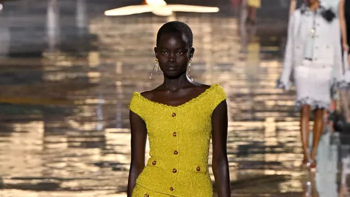Rachel Ojuromi a Chanel új üdvöskéje – így vonul a kifutón